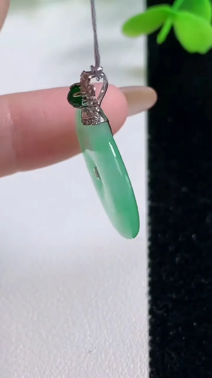 天然A货翡翠平安扣吊坠，尺寸22.3-3.5，重量:4.67g
11月2日