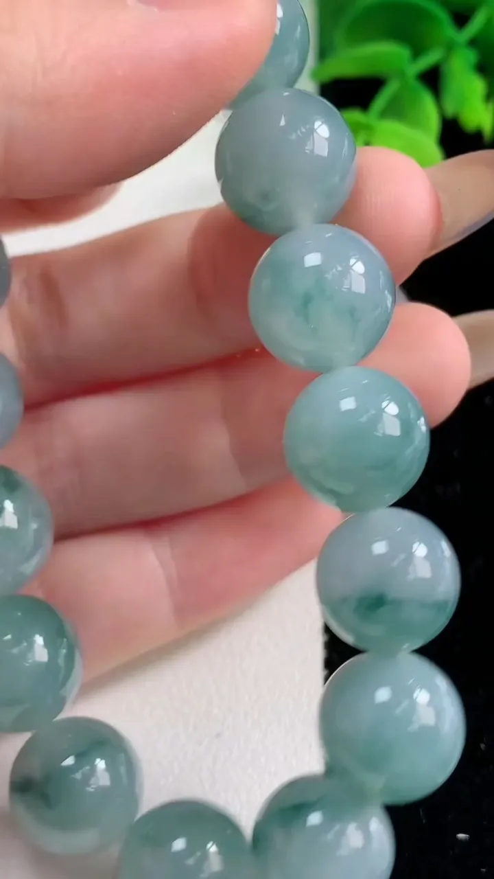 天然A货翡翠飘花圆珠手串，尺寸12-16颗，重量:53.01g11月2日
工厂直销收藏佳品,种好水足，色泽均匀，有种有色，上手高大气！