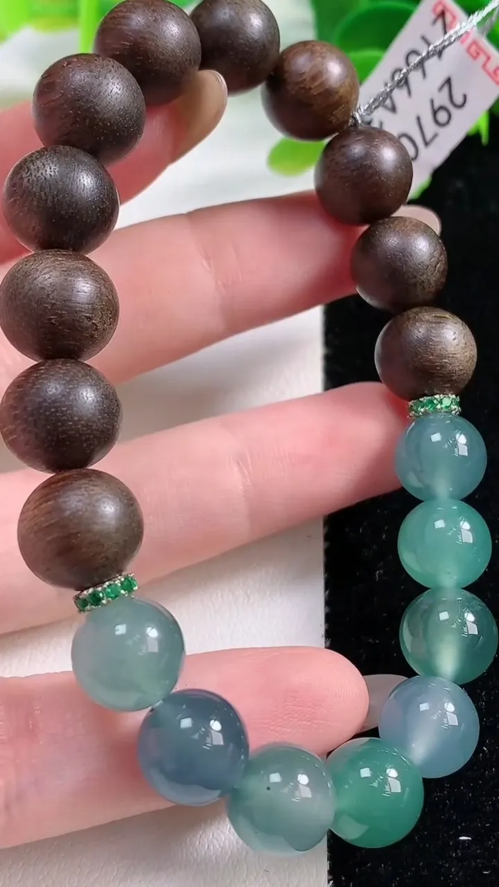 天然A货翡翠圆珠手串，尺寸9.7-8颗，重量:21.39g11月2日
工厂直销收藏佳品,种好水足，色泽均匀，有种有色，上手高大气！