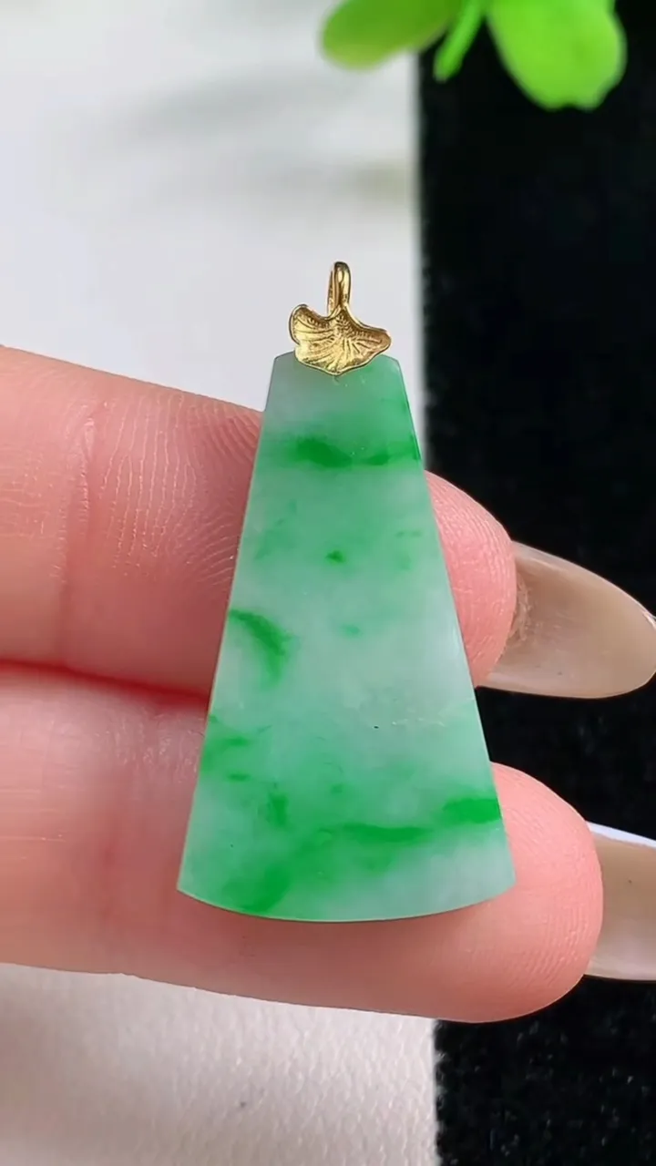天然A货翡翠无事牌吊坠，尺寸27-16-2.3，重量:2.58g
11月2日
