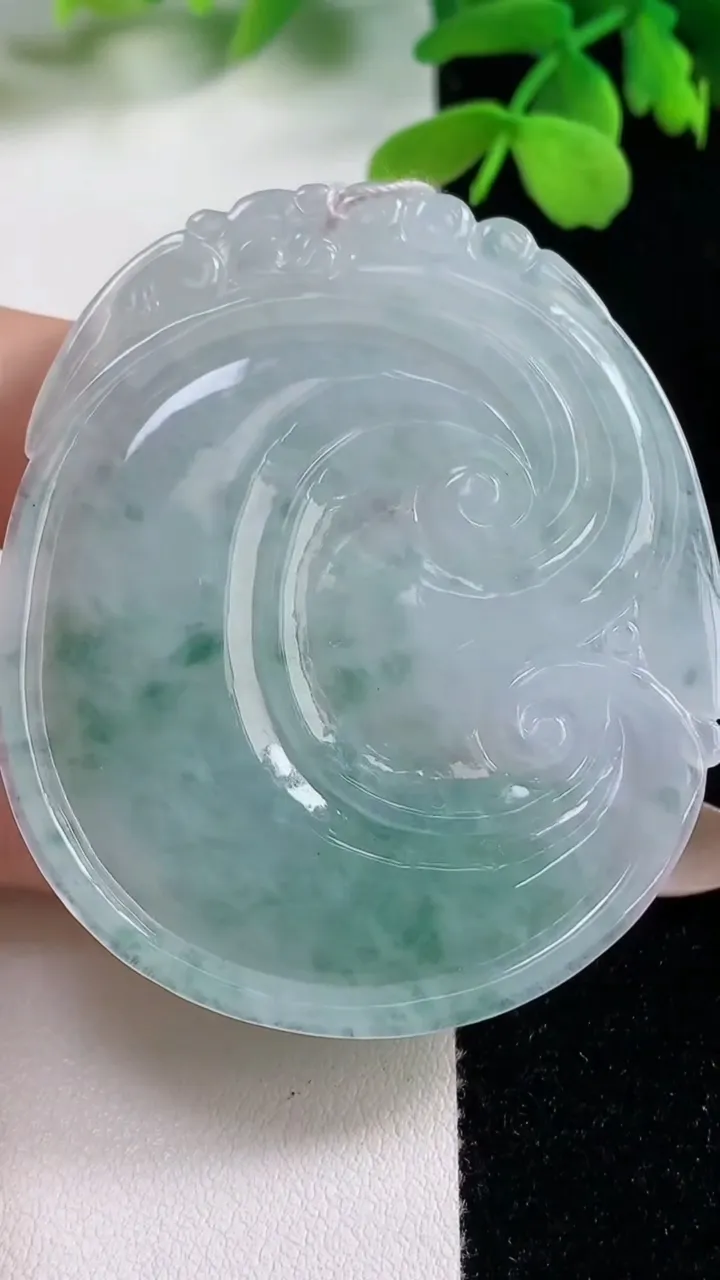 天然A货翡翠冰种飘花如意吊坠，尺寸54.7-46.6-6.4，重量:26.20g
11月2日