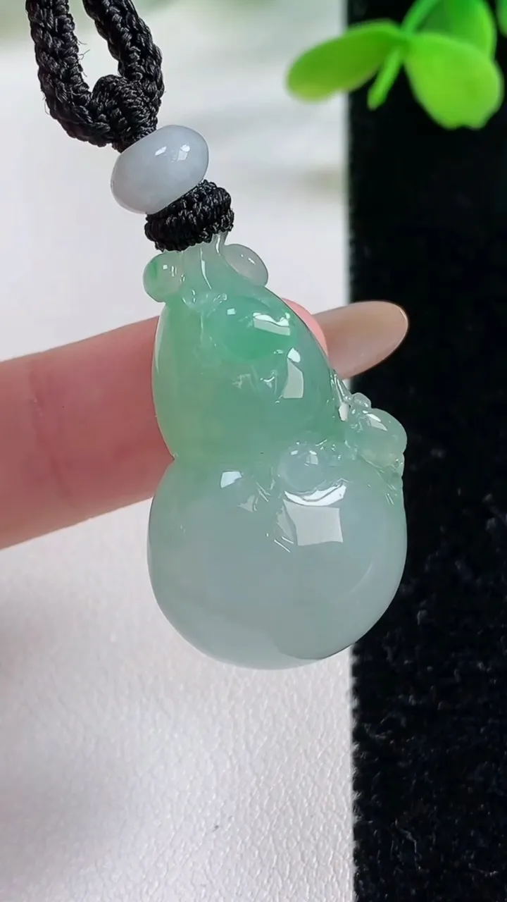 天然A货翡翠葫芦吊坠，尺寸32-19.2-13，重量:16.58g
11月2日