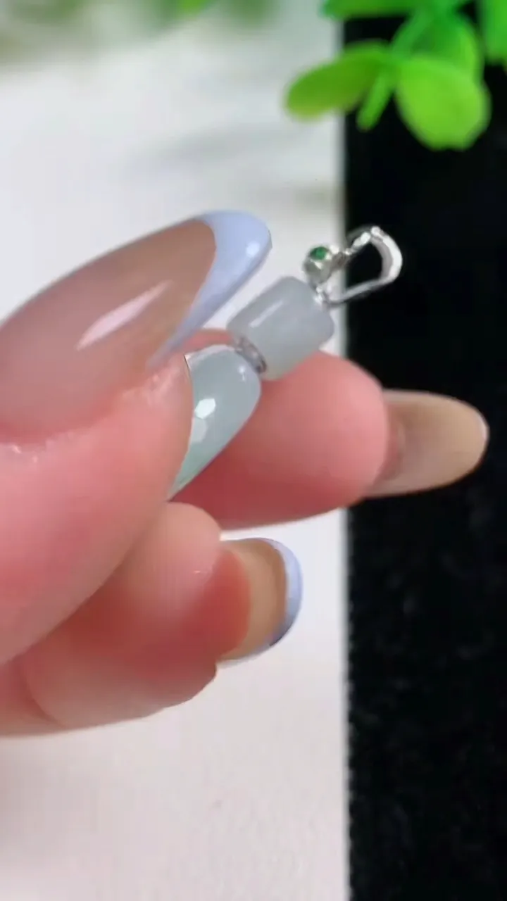 天然A货翡翠平安环吊坠，尺寸21-5.4，重量:5.77g
11月2日