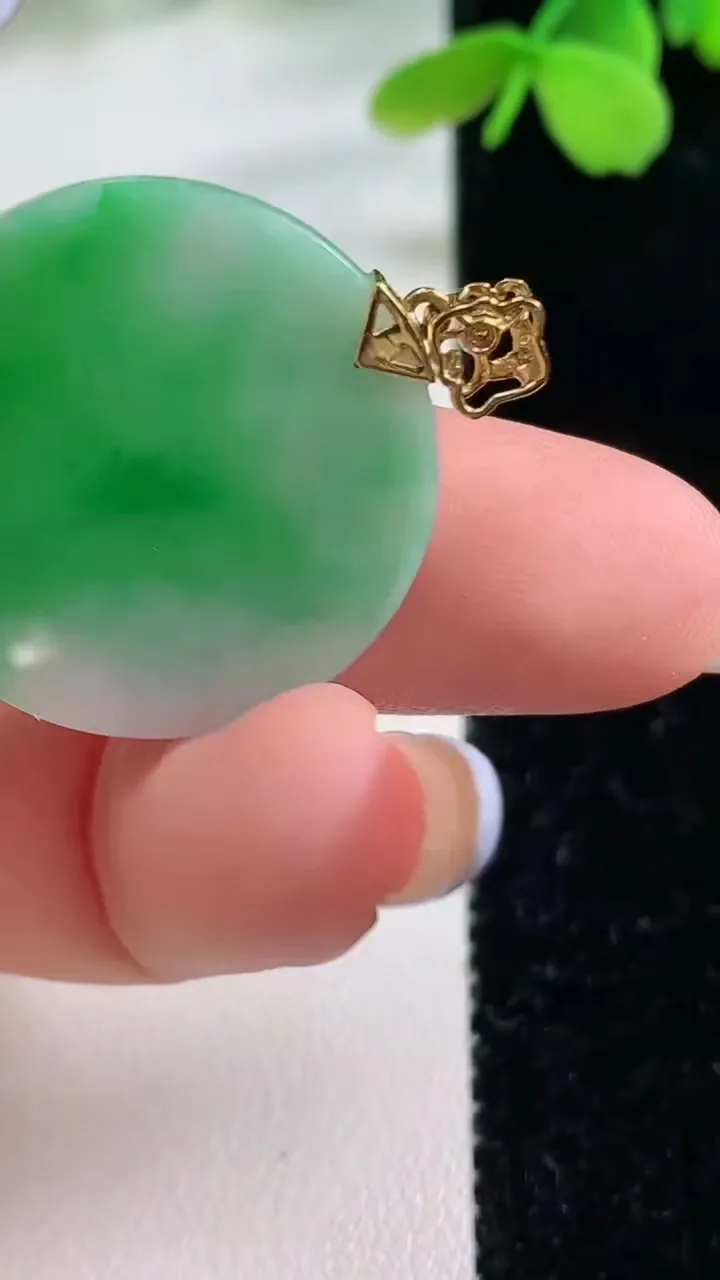 天然A货翡翠无事牌吊坠，尺寸26-2.3，重量:4.07g
11月2日