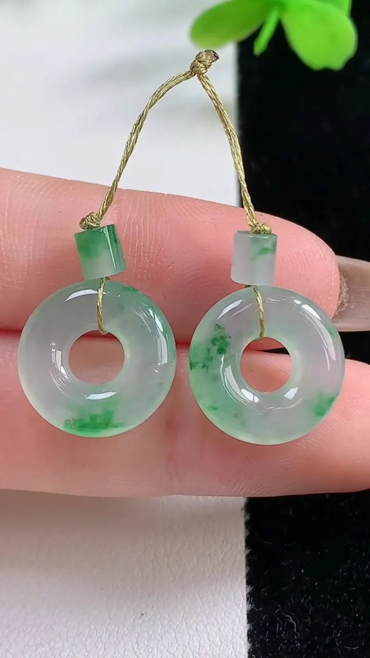 天然A货翡翠平安环吊坠一对，尺寸14.8-3.5，重量:5.90g
11月2日