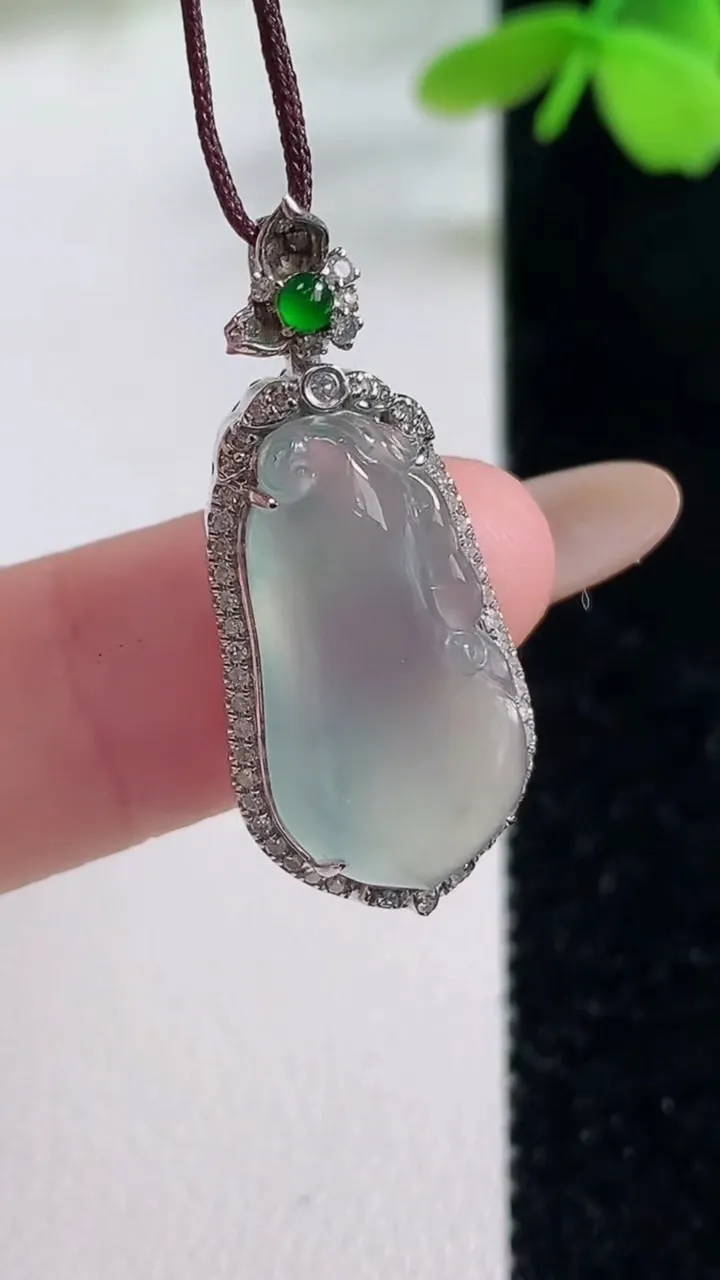 天然A货翡翠种飘花福瓜吊坠，尺寸29.6-13.2-7.3，裸石19.6-10.8重量:3.10g
