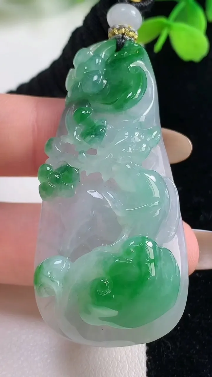 天然A货翡翠梅花鹿吊坠，尺寸55-27.6-13.3，重量:30.95g
11月2日