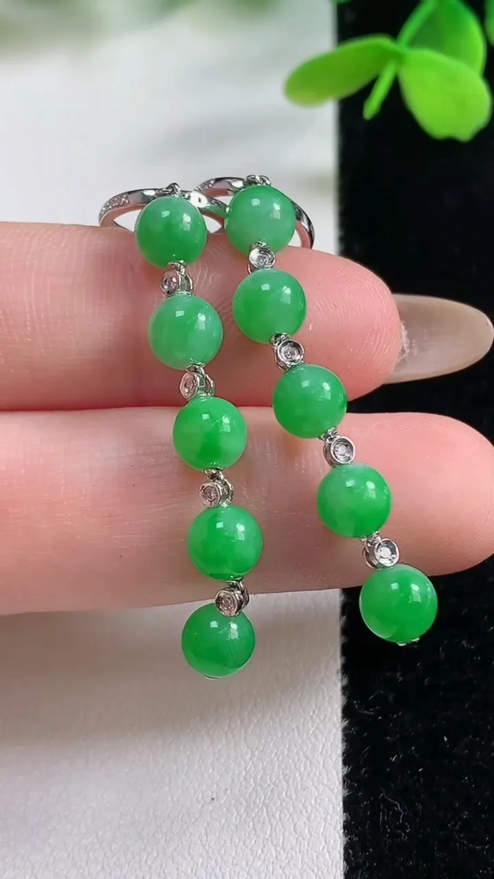 天然A货翡翠圆珠耳坠，尺寸5.7，重量:5.24g11月2日
工厂直销收藏佳品,种好水足，色泽均匀，有种有色，上手高大气！