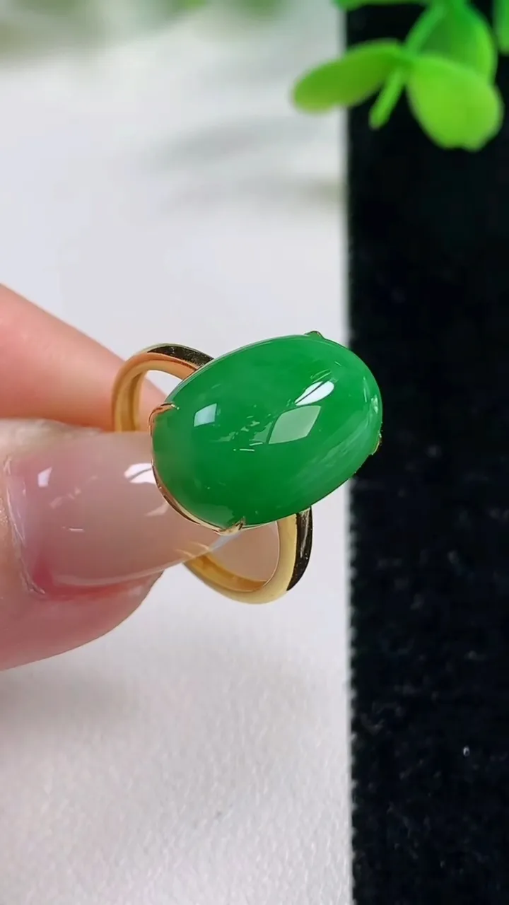 天然A货翡翠蛋面戒指，尺寸17.7-17-10.9-6.7，重量:3.55g2025年11月2日
工