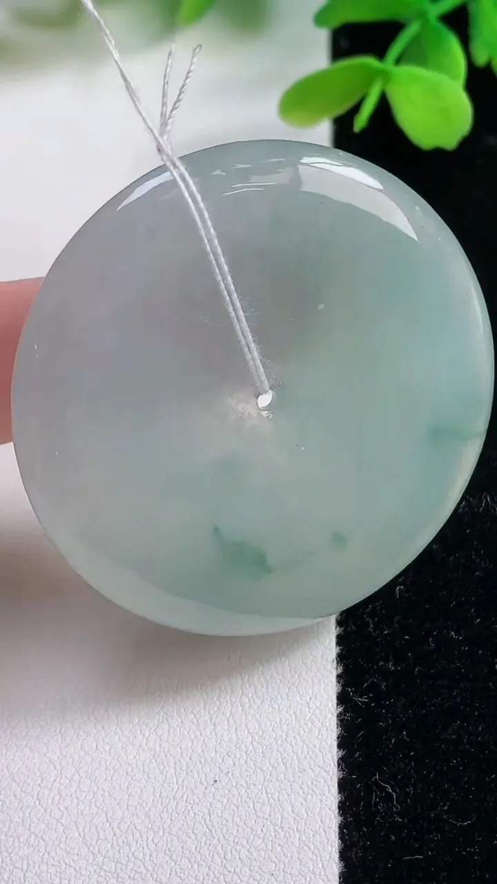 天然A货翡翠冰种飘花平安扣吊坠，尺寸43.6-6.2，重量:24.64g
11月2日