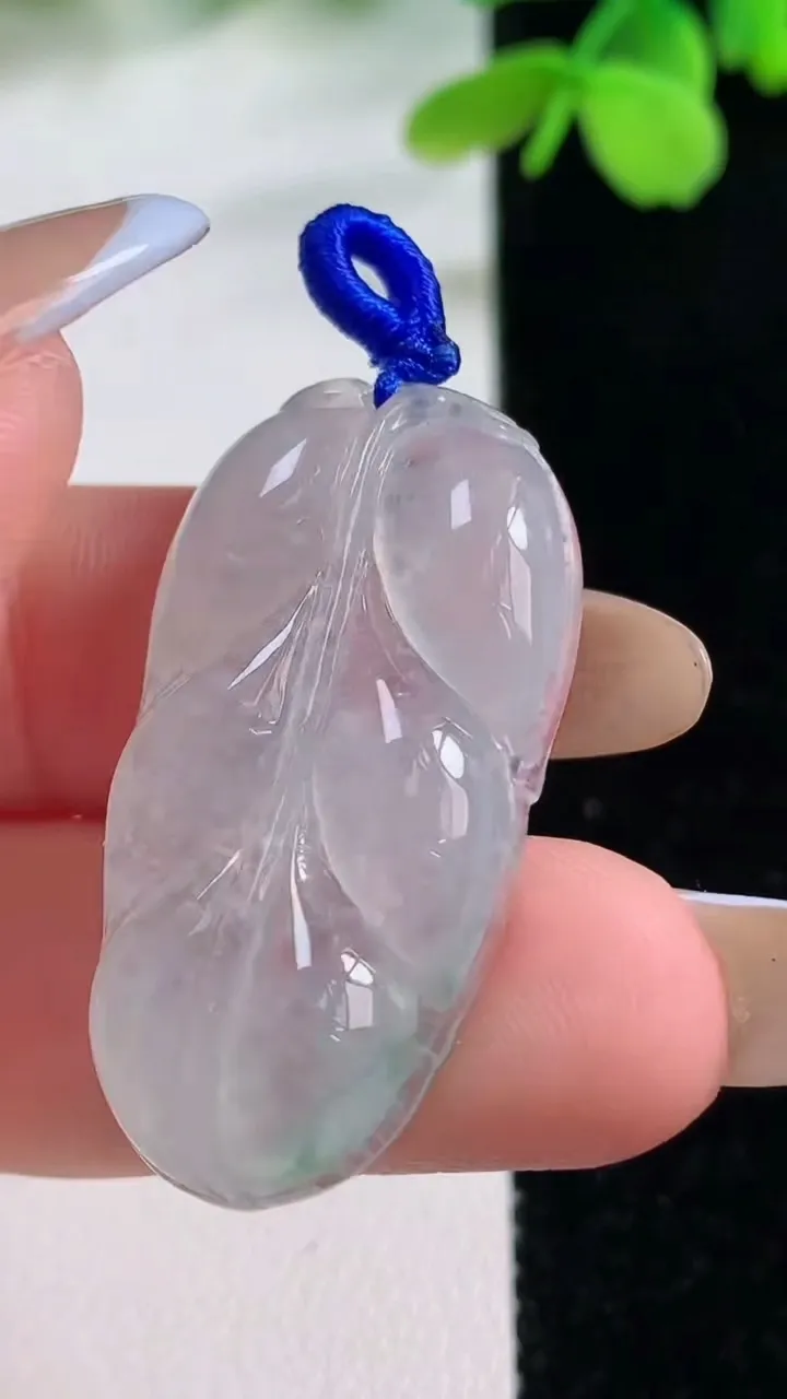 天然A货翡翠冰种飘花金枝玉叶 叶子吊坠，尺寸34.3-18.2-5.6，重量:6.93g
11月2日