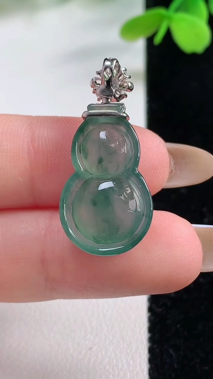 天然A货翡翠种飘花葫芦吊坠，尺寸24-14.1-7，重量:3.90g
11月2日