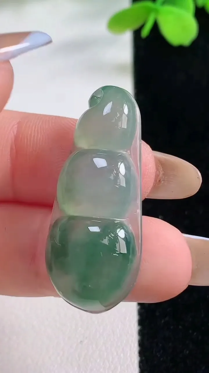 天然A货翡翠福豆吊坠，尺寸34.8-15-5.6，重量:5.30g
11月2日