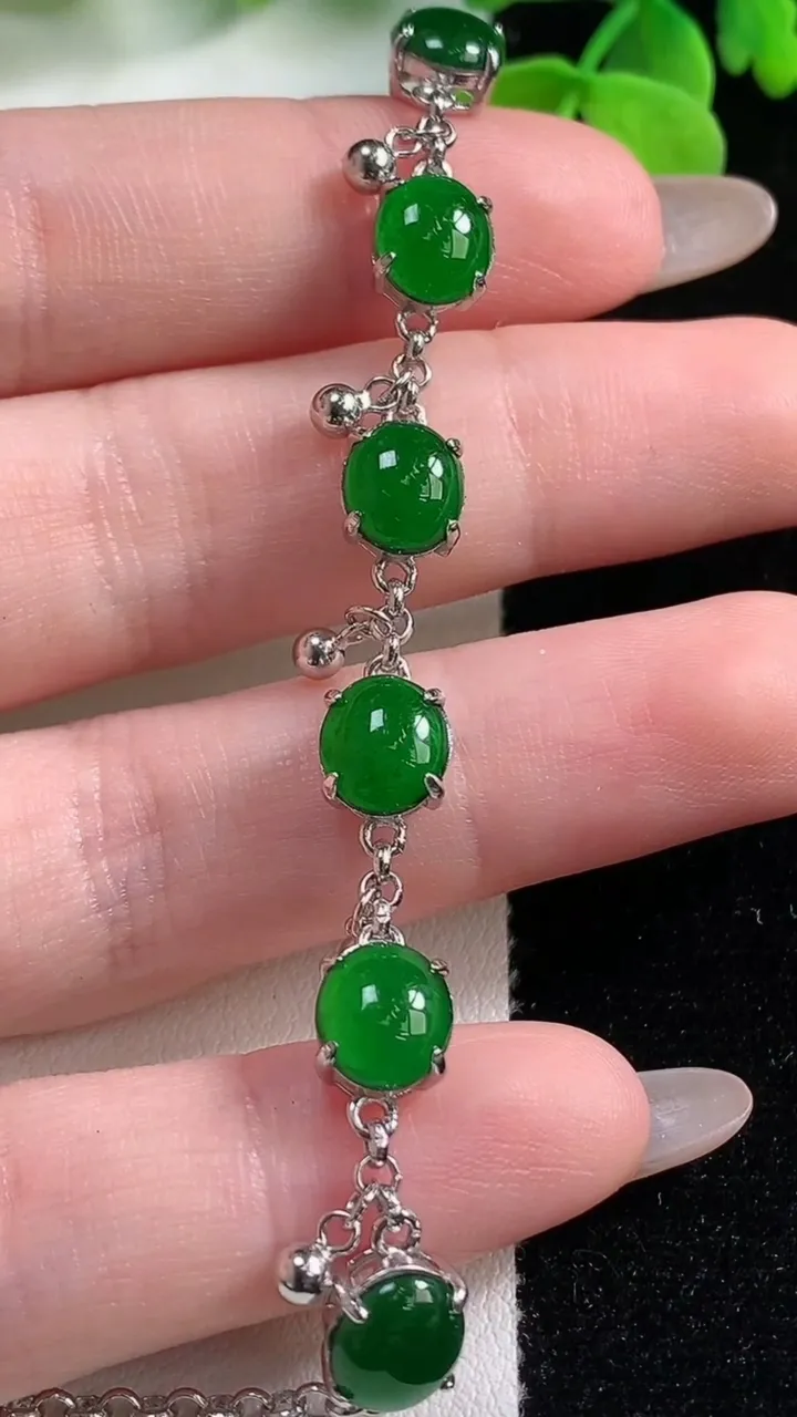 天然A货翡翠蛋面项链，尺寸7.9-6.6，重量:4.92g11月2日
工厂直销收藏佳品,种好水足，色泽均匀，有种有色，上手高大气！