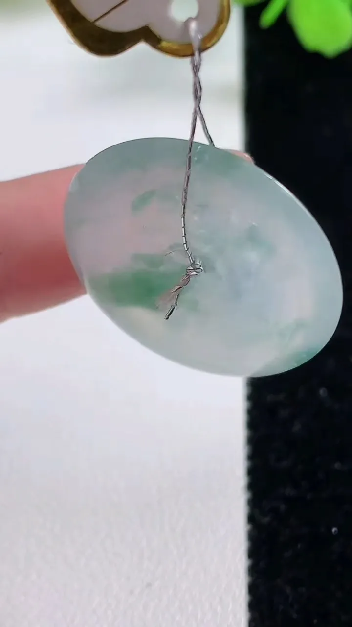 天然A货翡翠种飘花平安扣吊坠，尺寸26.5-5.3，重量:7.51g
11月2日