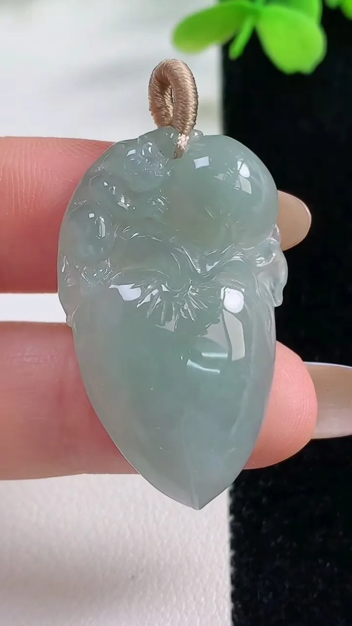 天然A货翡翠寿桃吊坠，尺寸34.5-21.8-6.3，重量:7.40g
11月2日