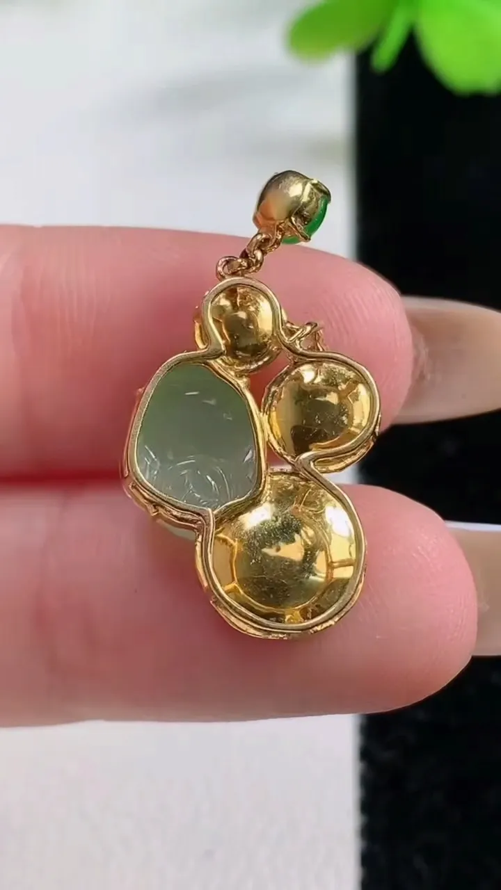 天然A货翡翠金蟾吊坠，尺寸26-14-8.5，9.8-8.1重量:2.44g
11月2日