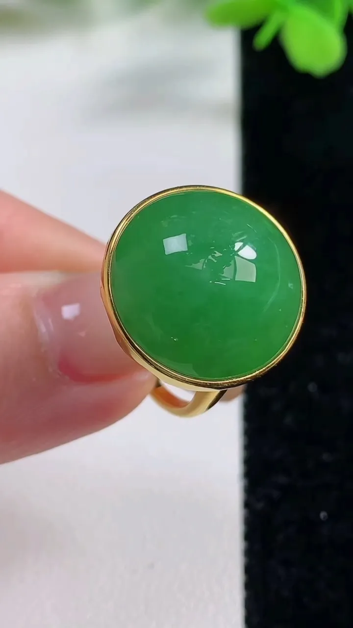 天然A货翡翠蛋面戒指，尺寸17.6-18.4-9.3，重量:6.42g2025年11月2日
工厂直销