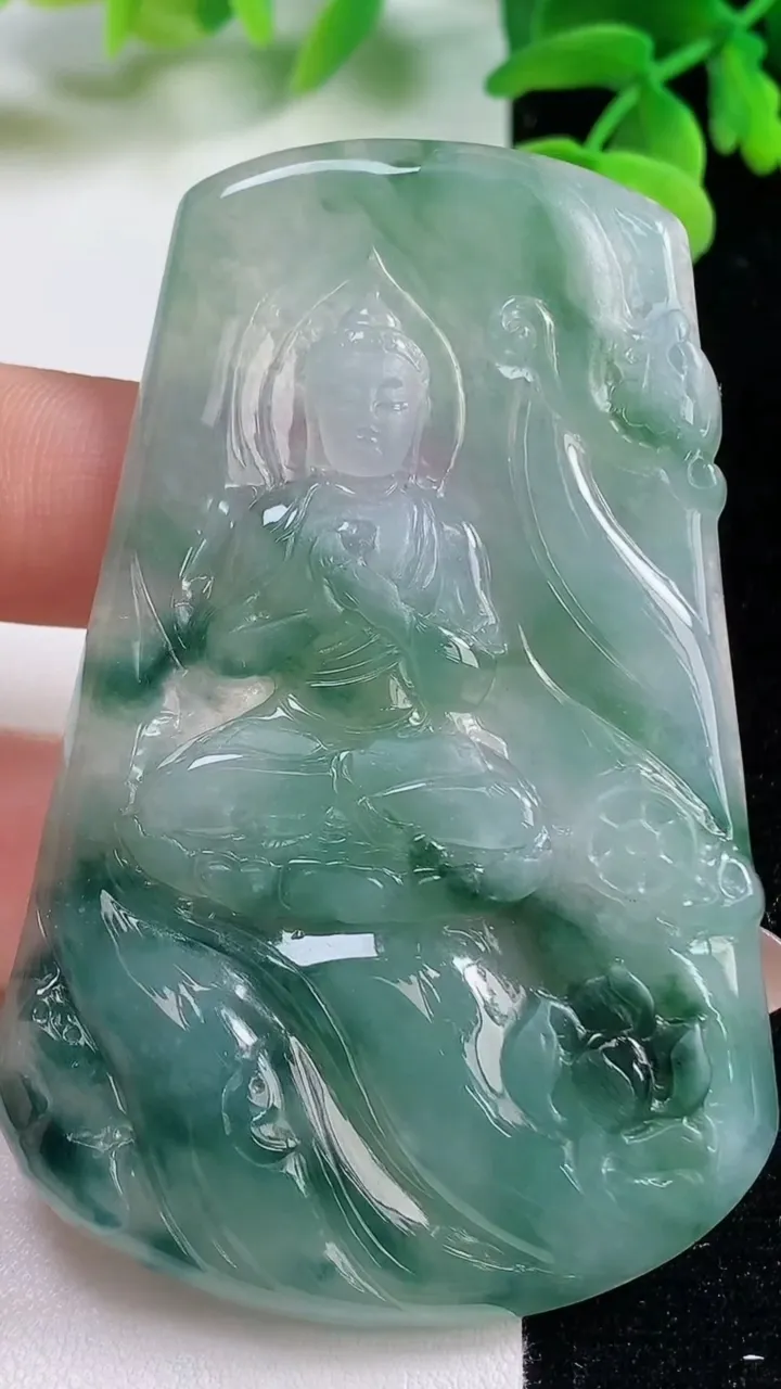 天然A货翡翠冰种飘花大日如来吊坠，尺寸71-45.5*4.8，重量:32.26g
11月2日