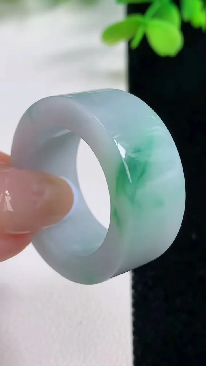 天然A货翡翠方形指环扳指，尺寸21.7-11.8-4.8，重量:16.76g2025年11月2日
工厂直销收藏佳品,种好水足，色泽均匀，有种有色，上手高大气！