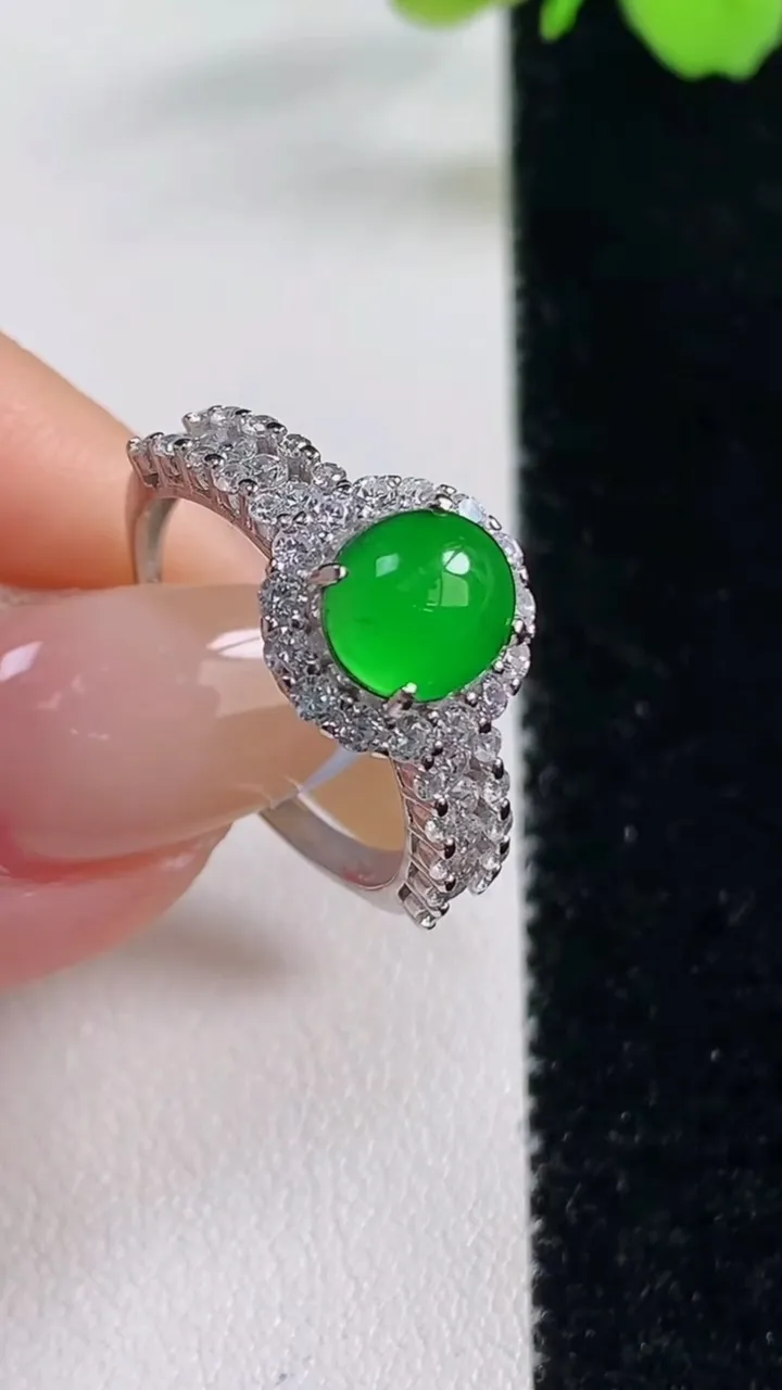 天然A货翡翠蛋面戒指，尺寸7.5-6.7-6.8，重量:2.77g2025年11月2日
工厂直销收藏佳品,种好水足，色泽均匀，有种有色，上手高大气！