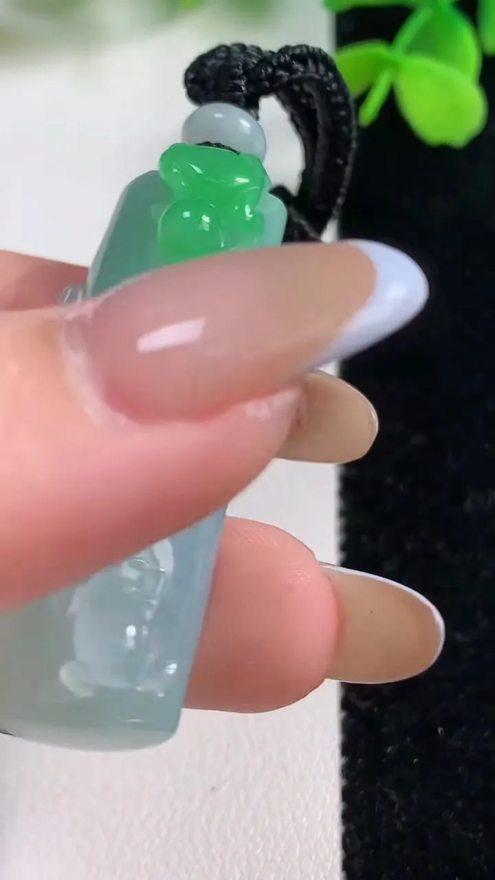 天然A货翡翠节节高升 竹节吊坠，尺寸45.2-18.6-11.4，重量:21.66g
11月2日