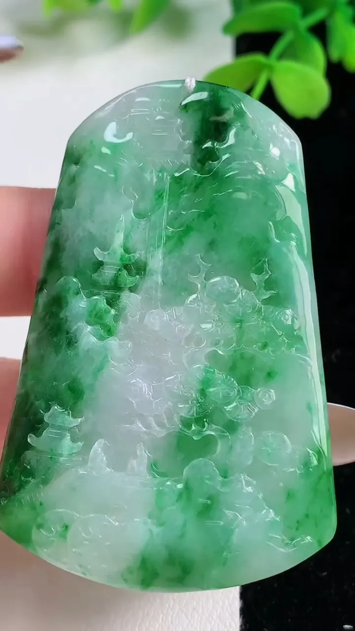 天然A货翡翠山水牌吊坠，尺寸57.5-36.4-5.2，重量:21.60g
11月2日