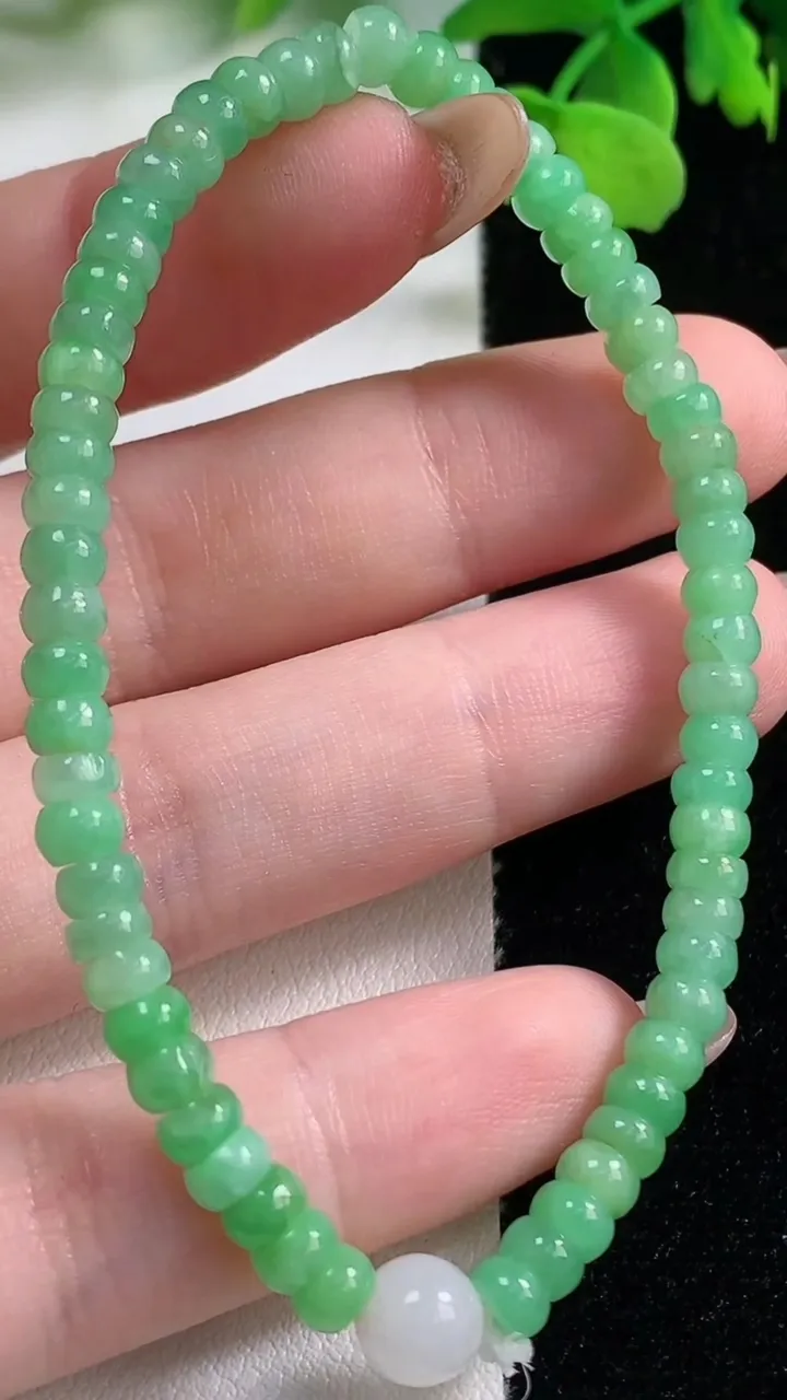 天然A货翡翠算盘珠手串，尺寸4.4-3.2-62颗，重量:7.92g11月2日
工厂直销收藏佳品,种好水足，色泽均匀，有种有色，上手高大气！