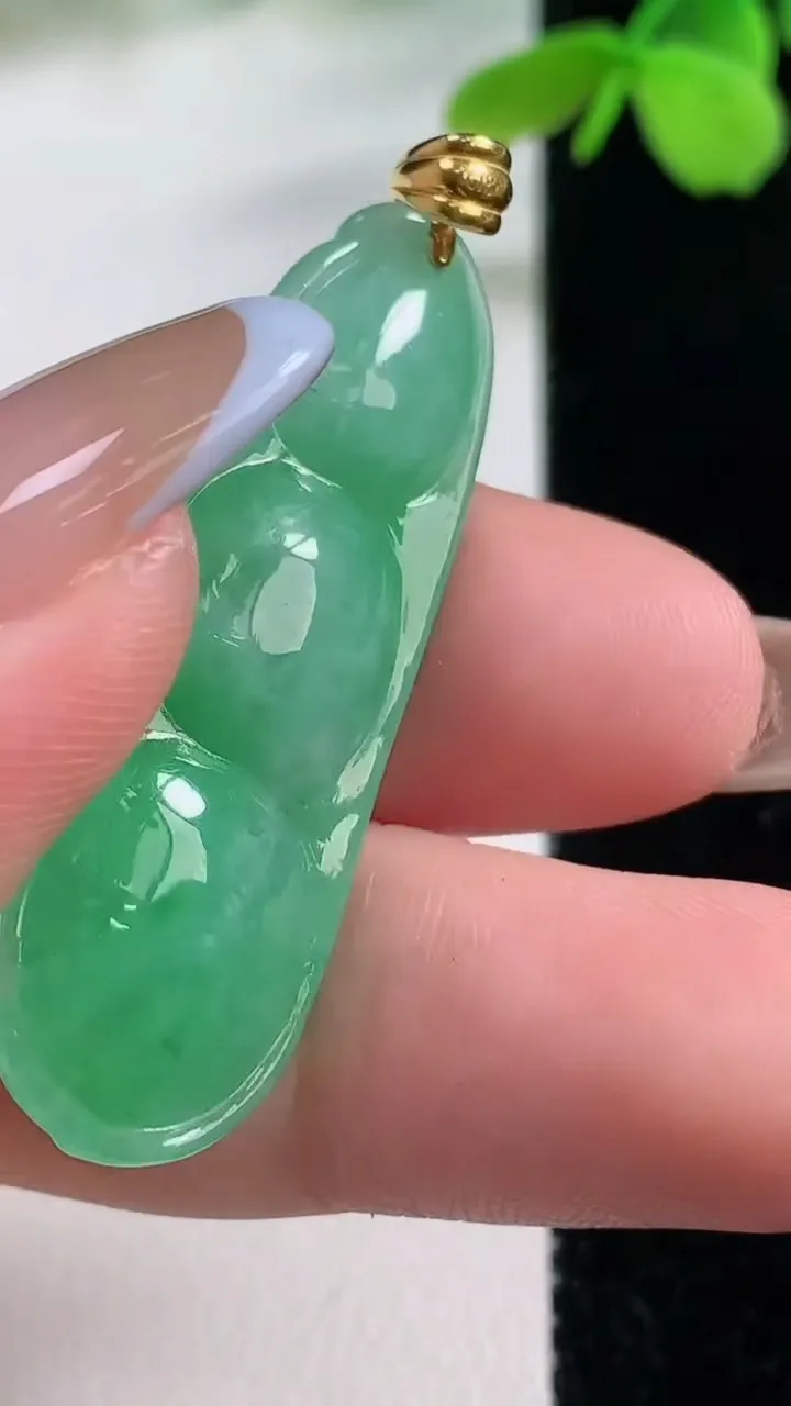 天然A货翡翠福豆吊坠，尺寸41.7-15-9.2，重量:9.51g
11月2日