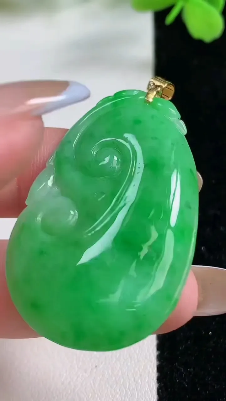 天然A货翡翠如意吊坠，尺寸45-27.3-5，重量:11.13g
11月2日