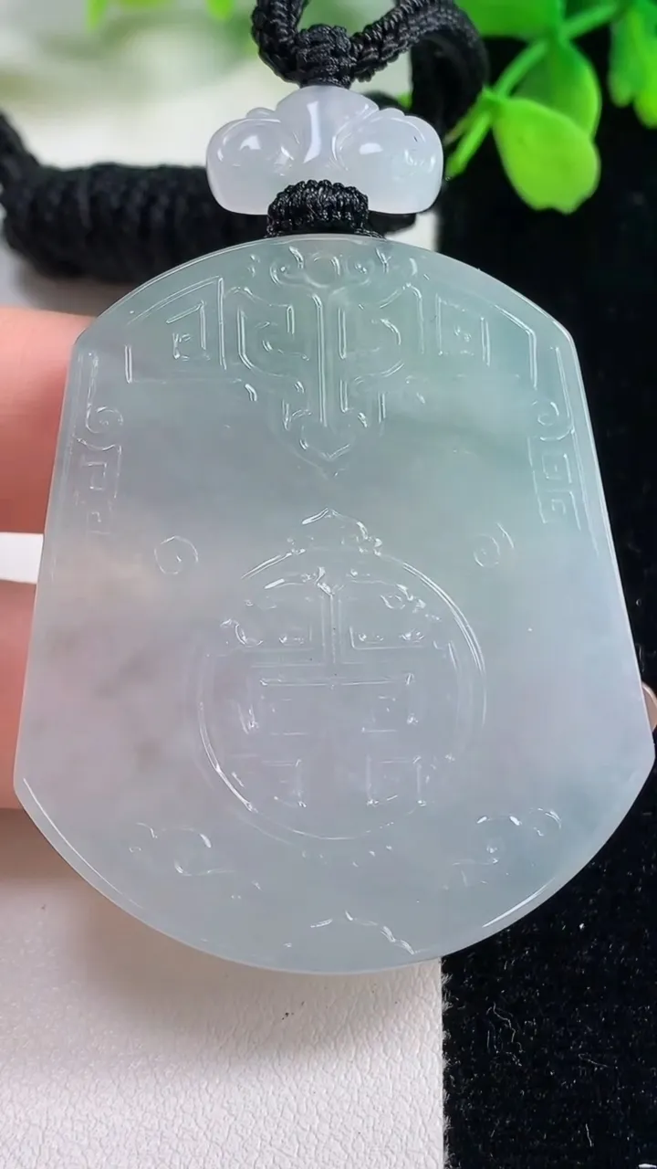 天然A货翡翠仿古无事牌吊坠，尺寸48.8-42.3-6.1，重量:35.01g
11月2日