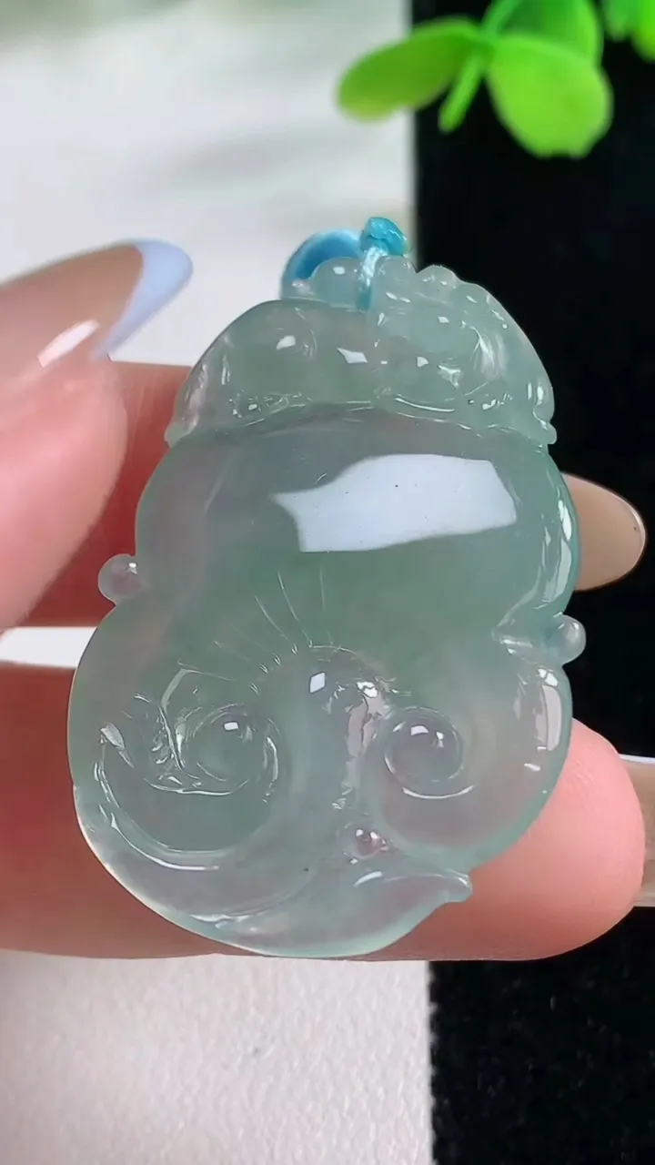 天然A货翡翠如意头吊坠，尺寸39-25.8-4.9，重量:8.67g
11月2日