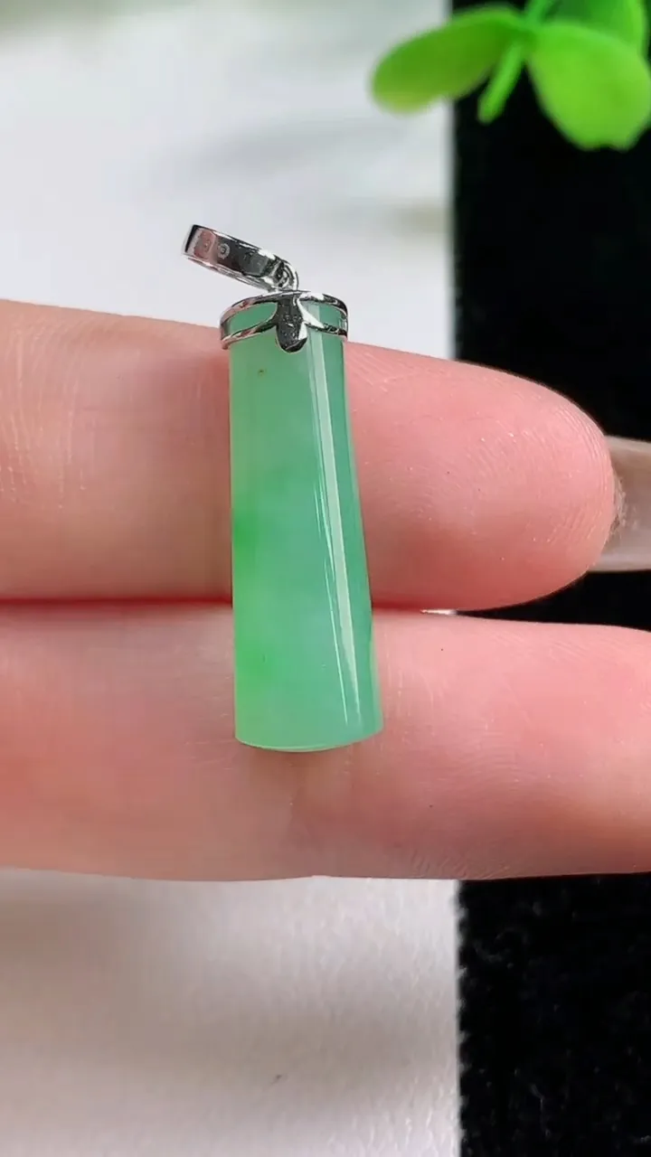 天然A货翡翠平安柱吊坠，尺寸23.6-7.4-5.5，重量:2.65g
11月2日