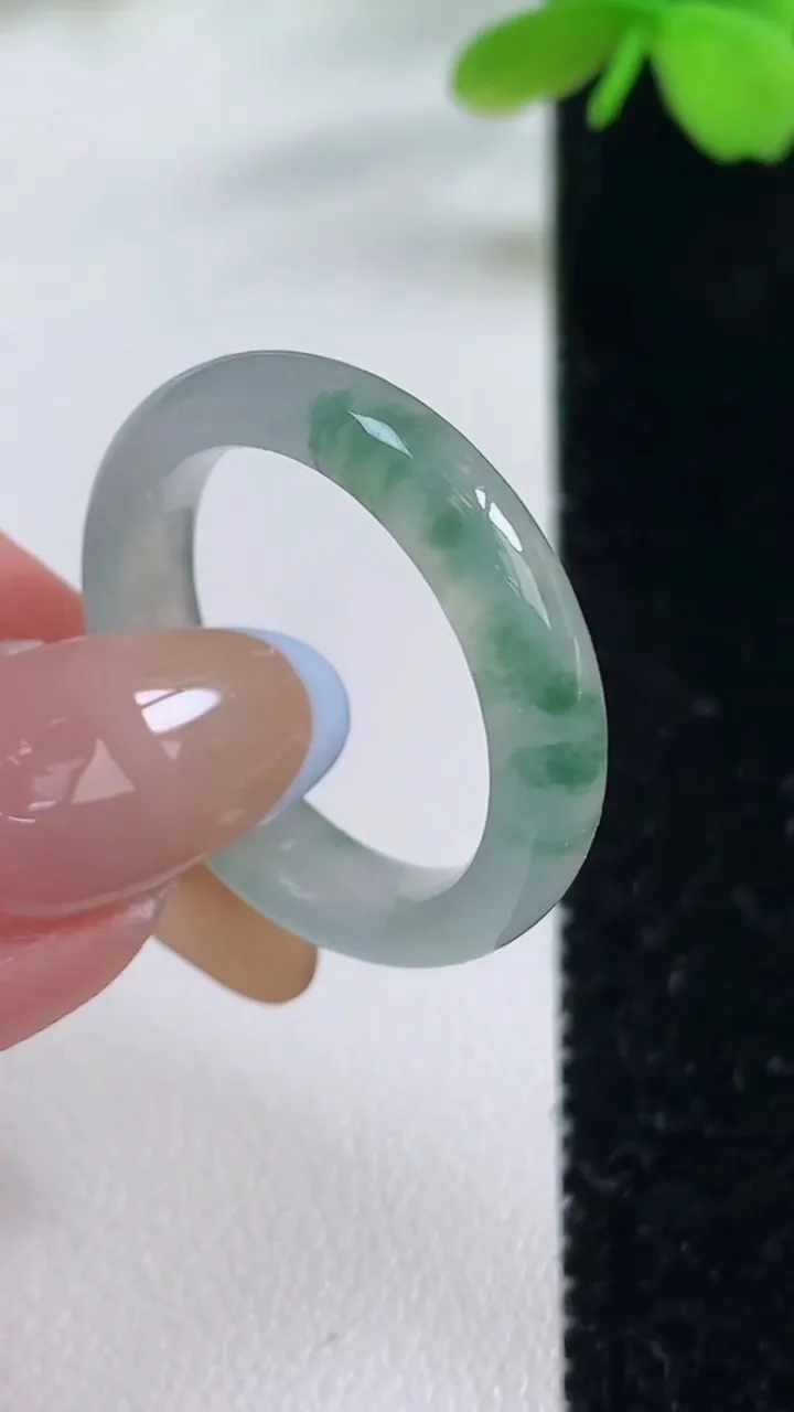 天然A货翡翠冰种飘花指环戒指，尺寸19.7-4.9-3.4，重量:3.84g2025年11月2日
工厂直销收藏佳品,种好水足，色泽均匀，有种有色，上手高大气！