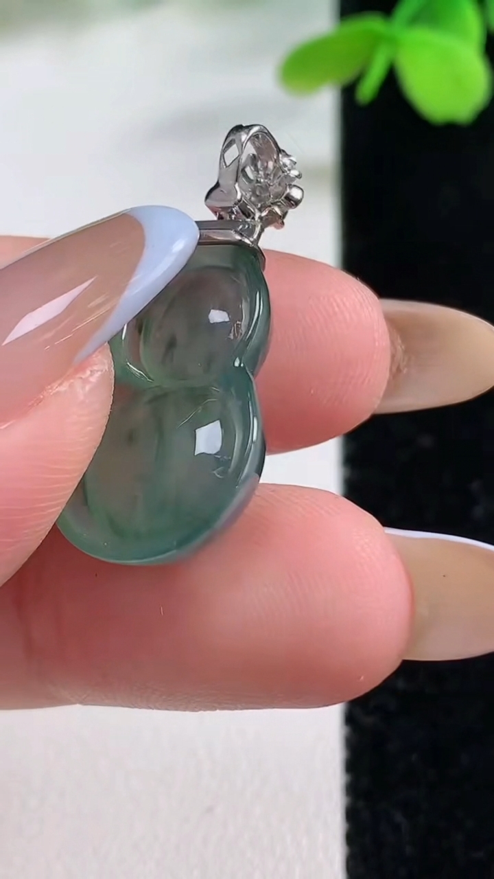 天然A货翡翠种飘花葫芦吊坠，尺寸24-14.1-7，重量:3.90g
11月2日