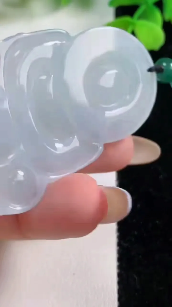 天然A货翡翠观音菩萨吊坠，尺寸56-38.6-6.1，重量:20.12g
11月2日