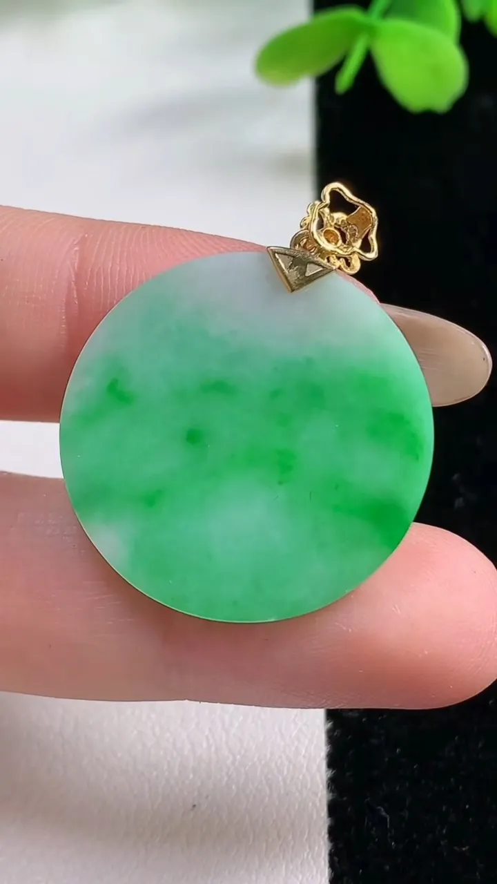 天然A货翡翠无事牌吊坠，尺寸25.7-1.7，重量:3.78g
11月2日