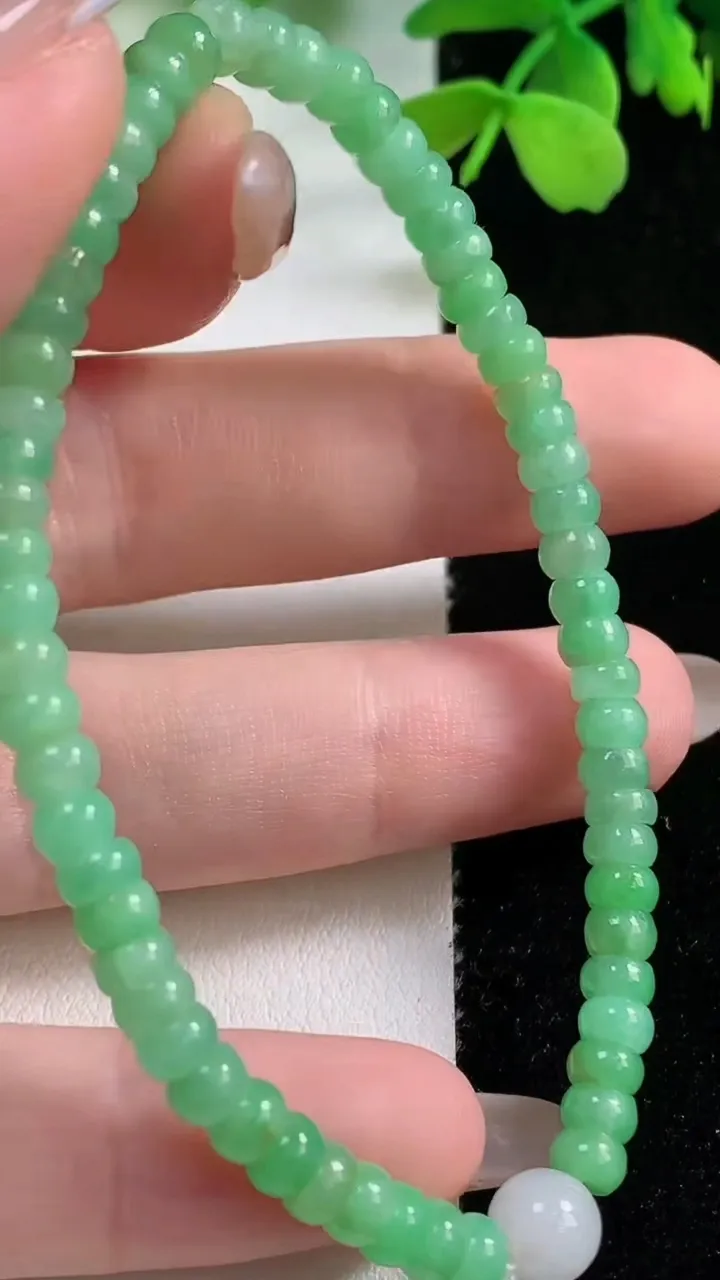 天然A货翡翠算盘珠手串，尺寸4.4-3.2-62颗，重量:7.92g11月2日
工厂直销收藏佳品,种