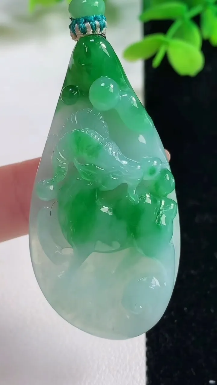 天然A货翡翠生肖羊吊坠，尺寸53.7-28-8.3，重量:21.41g
11月2日