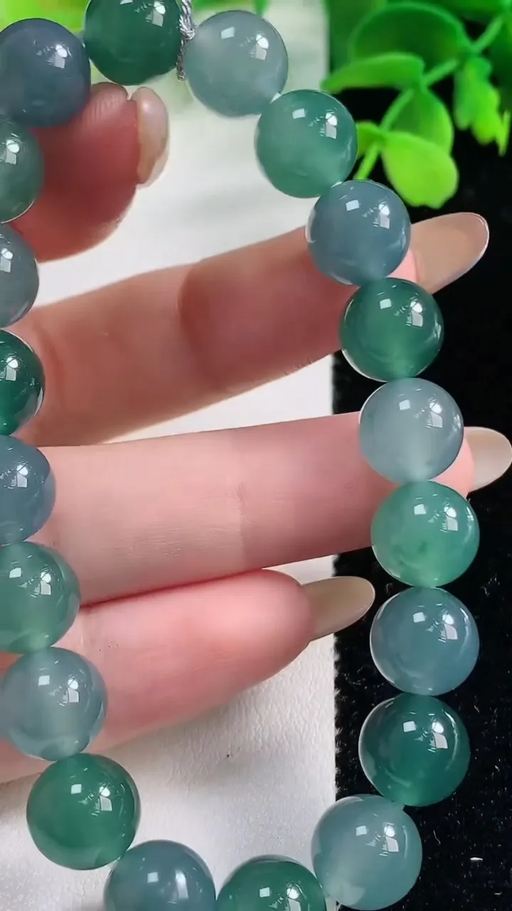 天然A货翡翠圆珠手串，尺寸9.7-20颗，重量:33.27g11月2日
工厂直销收藏佳品,种好水足，色泽均匀，有种有色，上手高大气！