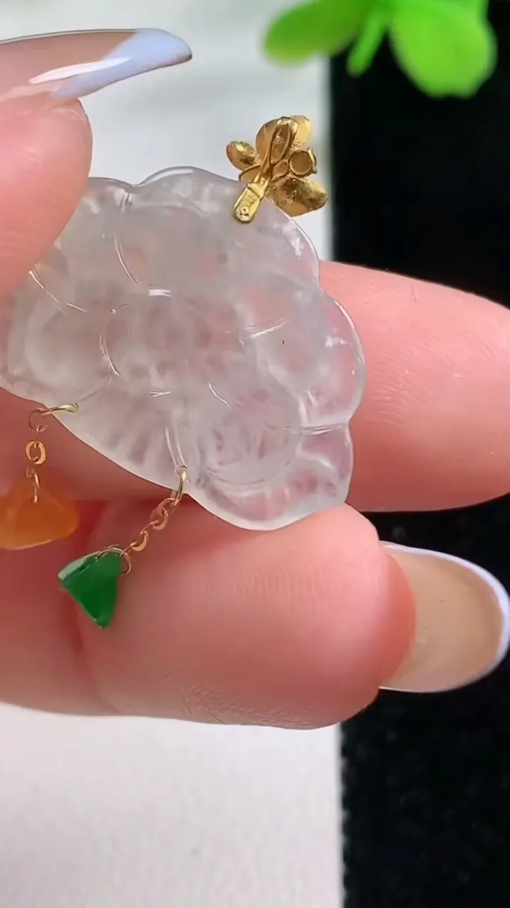 天然A货翡翠种白冰和和美美 荷花吊坠，尺寸25-23.4-3.4，重量:2.61g
11月2日