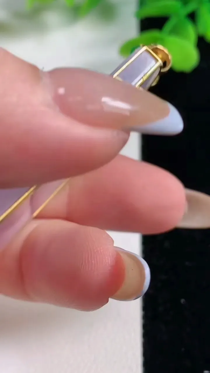 天然A货翡翠18K金紫罗兰无事牌吊坠，尺寸51.4-33.3-4.9，重量:22.00g
11月2日