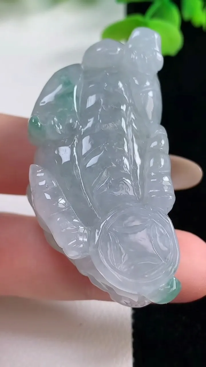 天然A货翡翠冰种飘花貔貅吊坠，尺寸51-25-14，重量:40.17g
11月2日
