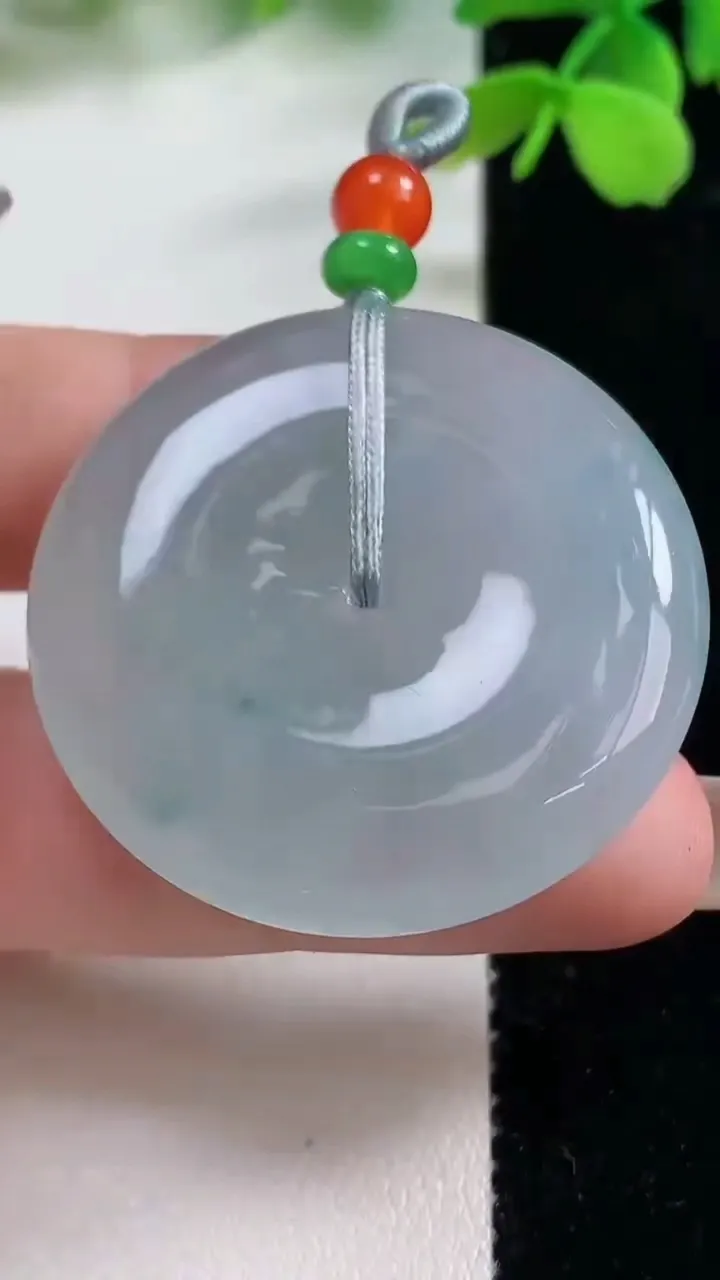 天然A货翡翠冰种飘花平安扣吊坠，尺寸36.3-6.9，重量:21.11g
11月2日