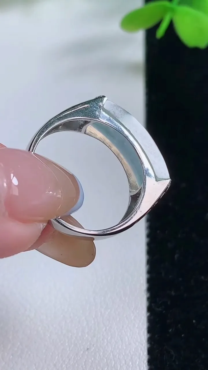 天然A货翡翠种飘花马鞍戒指，尺寸18.3-5.9-4.6，重量:4.32g2025年11月2日
工厂直销收藏佳品,种好水足，色泽均匀，有种有色，上手高大气！