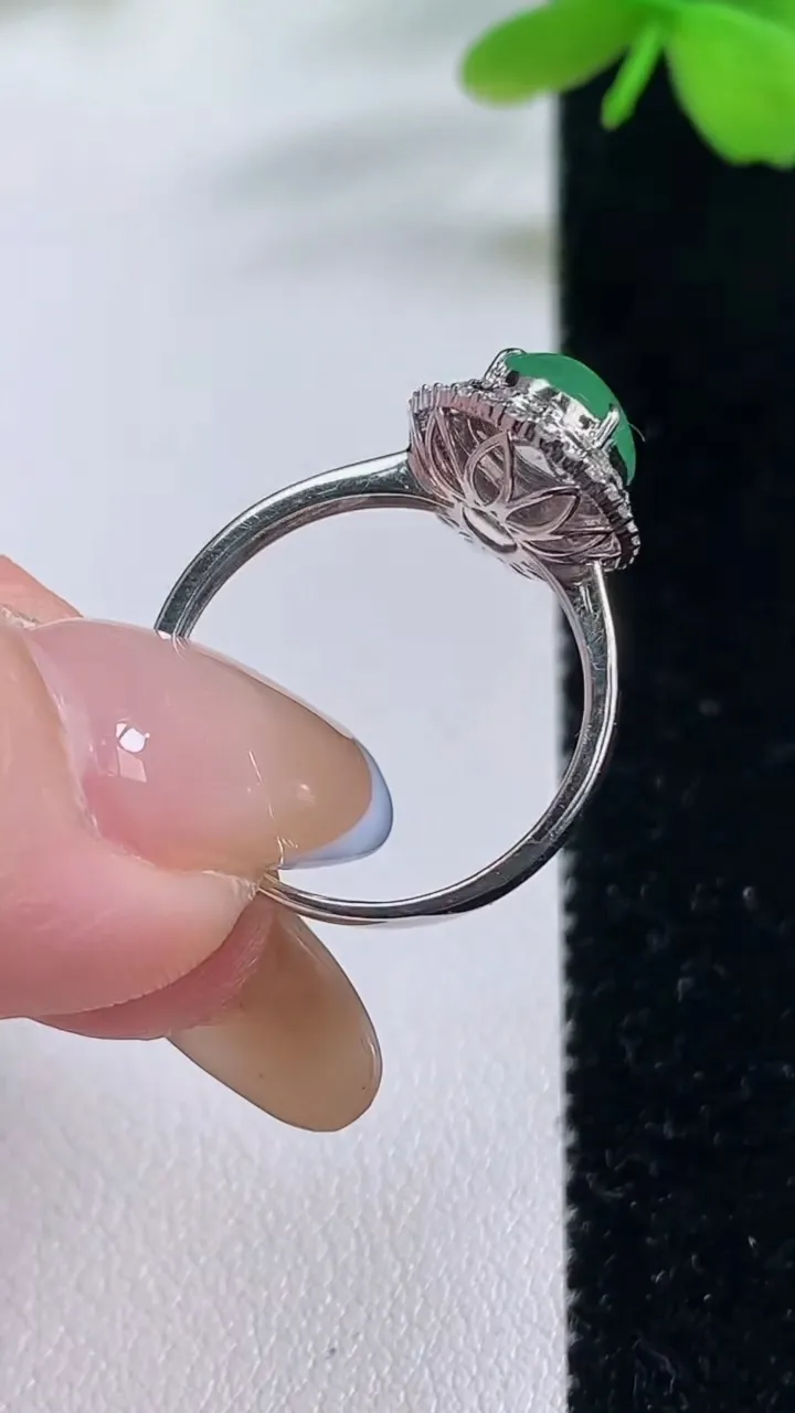 天然A货翡翠蛋面戒指，尺寸17.6-10-7.2-8.1，重量:2.70g2025年11月2日
工厂直销收藏佳品,种好水足，色泽均匀，有种有色，上手高大气！