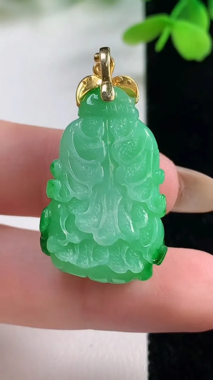 天然A货翡翠白菜吊坠，尺寸29.6-19-9.3，重量:9.95g
11月2日