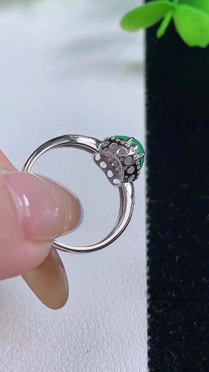 天然A货翡翠心形戒指，尺寸17.4-6.5-6.9-7.2，重量:1.68g2025年11月2日
工厂直销收藏佳品,种好水足，色泽均匀，有种有色，上手高大气！
