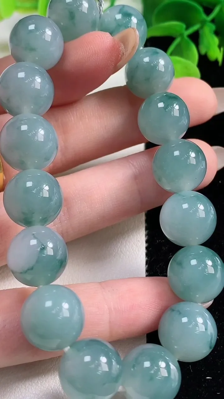 天然A货翡翠飘花圆珠手串，尺寸12-16颗，重量:53.01g11月2日
工厂直销收藏佳品,种好水足，色泽均匀，有种有色，上手高大气！