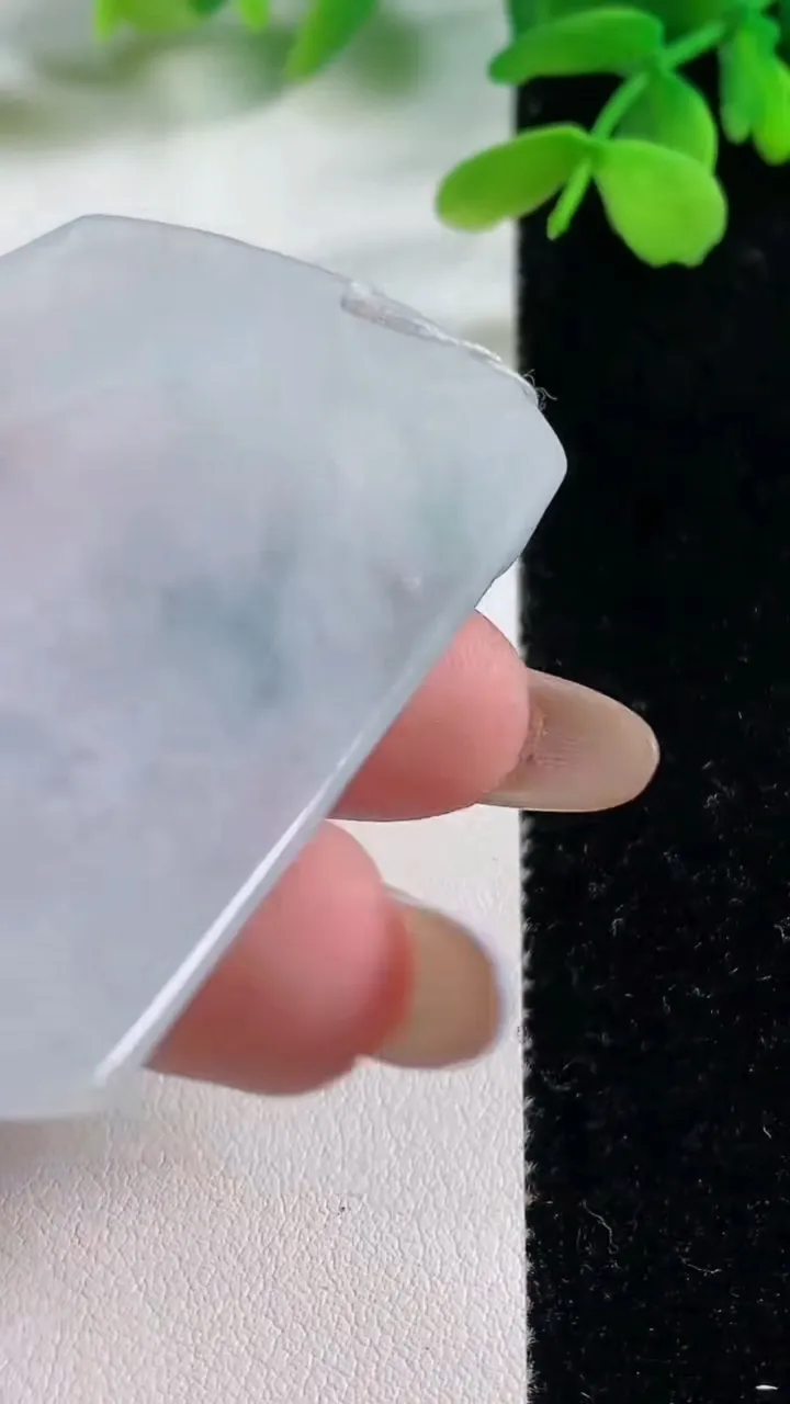 天然A货翡翠冰种飘花素衣观音吊坠，尺寸64.2-42.6-4.9，重量:31.32g
11月2日